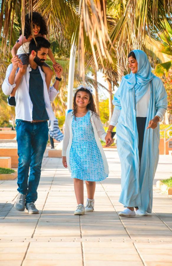 Bay La Sun Hotel And Marina - Emaar King Abdullah Economic City Екстер'єр фото A Bahraini family