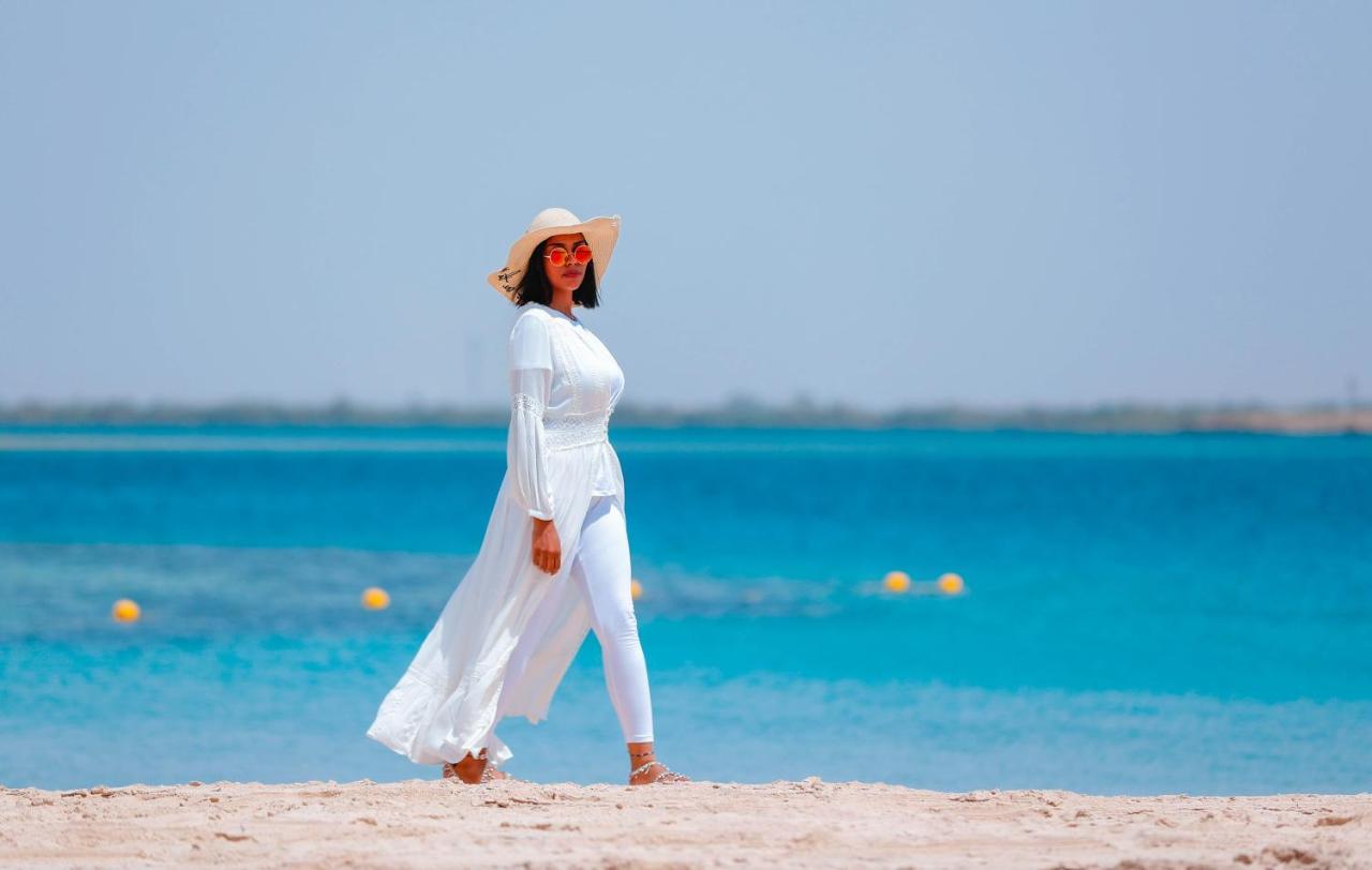 Bay La Sun Hotel And Marina - Emaar King Abdullah Economic City Екстер'єр фото A woman wearing a kaftan