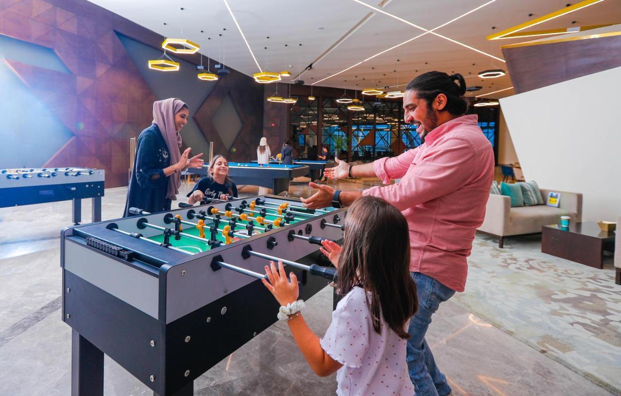 Bay La Sun Hotel And Marina - Emaar King Abdullah Economic City Екстер'єр фото Family playing table football