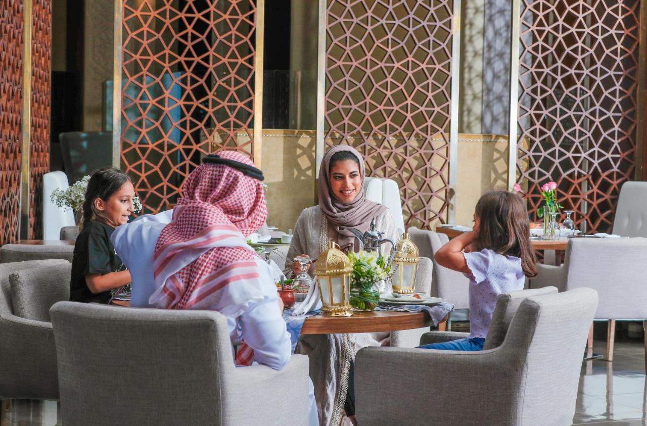 Bay La Sun Hotel And Marina - Emaar King Abdullah Economic City Екстер'єр фото A family at a restaurant in Riyadh