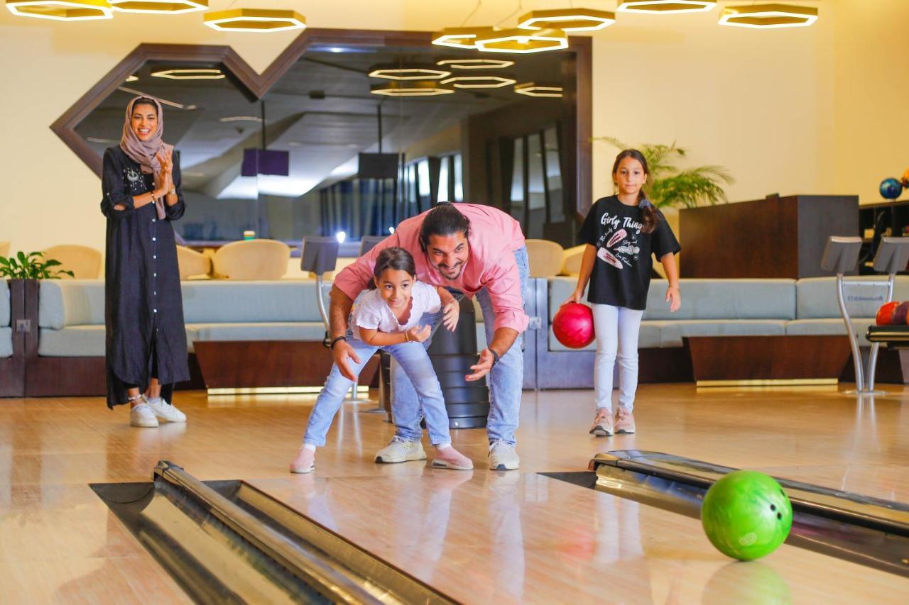 Bay La Sun Hotel And Marina - Emaar King Abdullah Economic City Екстер'єр фото Family at the bowling alley