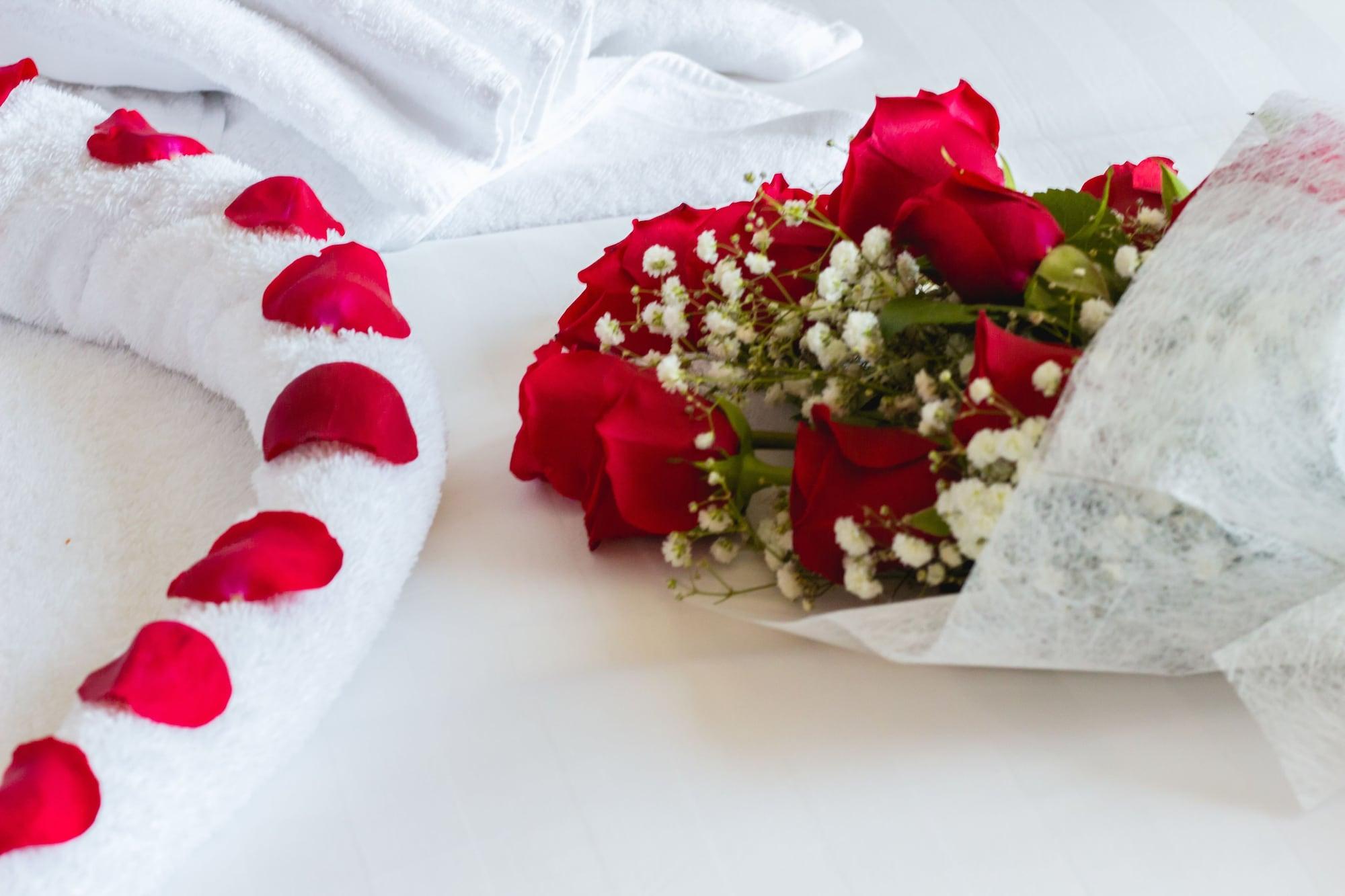 Bay La Sun Hotel And Marina - Emaar King Abdullah Economic City Екстер'єр фото A bouquet of red roses