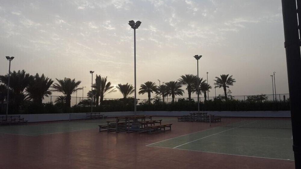 Bay La Sun Hotel And Marina - Emaar King Abdullah Economic City Екстер'єр фото Tennis courts at the Al-Shaab Sports Club