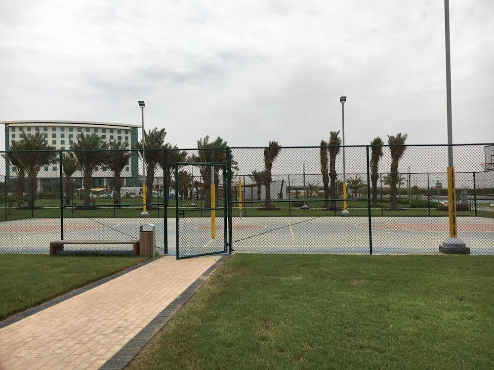 Bay La Sun Hotel And Marina - Emaar King Abdullah Economic City Екстер'єр фото Tennis courts at the park