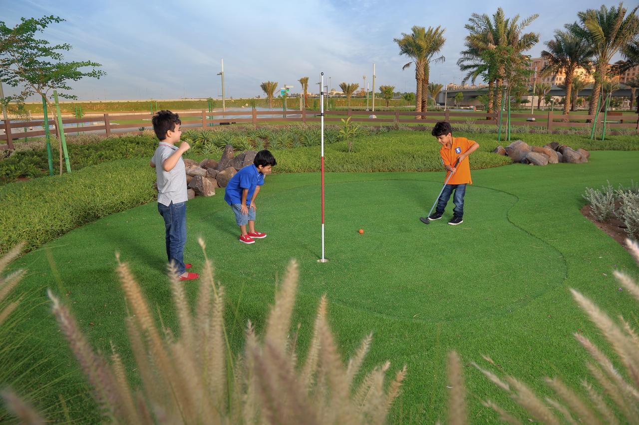 Bay La Sun Hotel And Marina - Emaar King Abdullah Economic City Екстер'єр фото Golf putting green at Al Forsan National Club